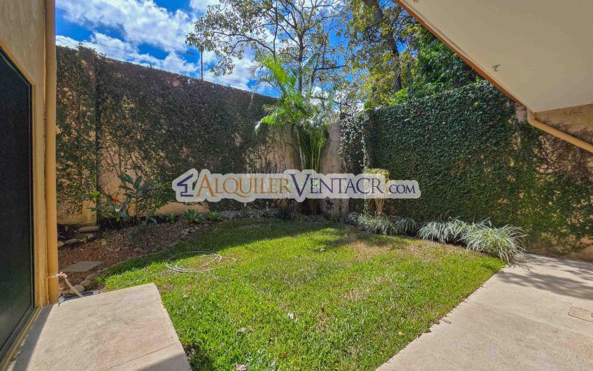 Condo esquinero de 319 m2 con 4 habit. x World Gym Guachipelín Escazú