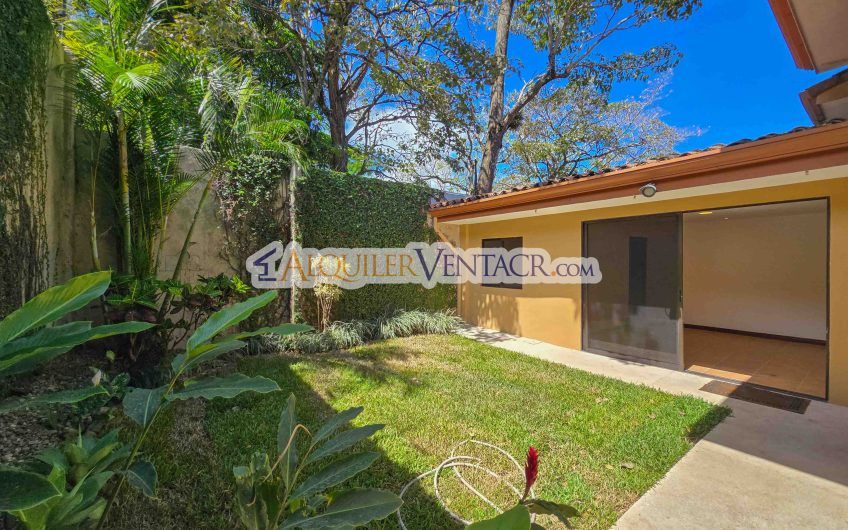 Condo esquinero de 319 m2 con 4 habit. x World Gym Guachipelín Escazú