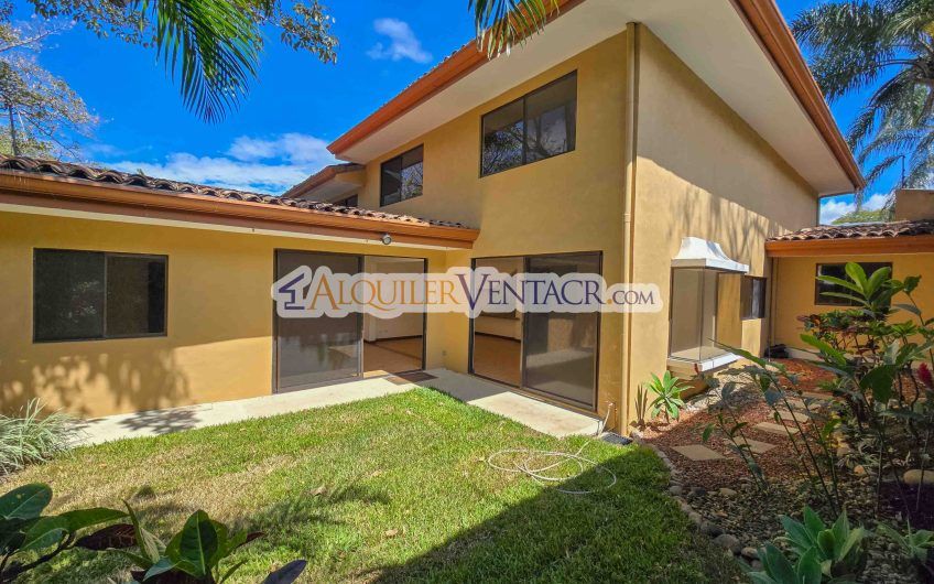 Condo esquinero de 319 m2 con 4 habit. x World Gym Guachipelín Escazú