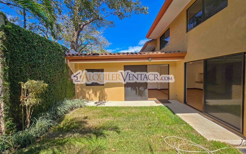 Condo esquinero de 319 m2 con 4 habit. x World Gym Guachipelín Escazú