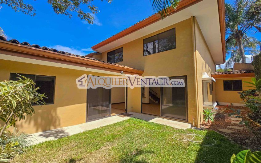 Condo esquinero de 319 m2 con 4 habit. x World Gym Guachipelín Escazú