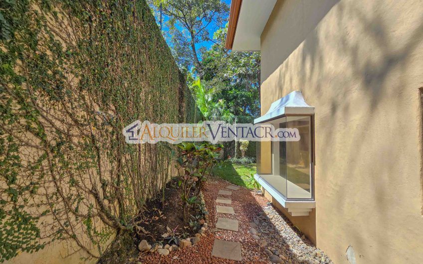 Condo esquinero de 319 m2 con 4 habit. x World Gym Guachipelín Escazú