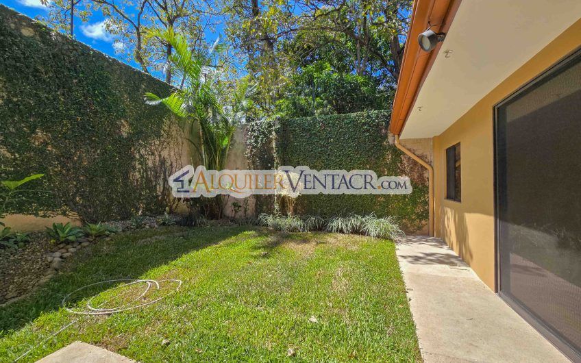 Condo esquinero de 319 m2 con 4 habit. x World Gym Guachipelín Escazú