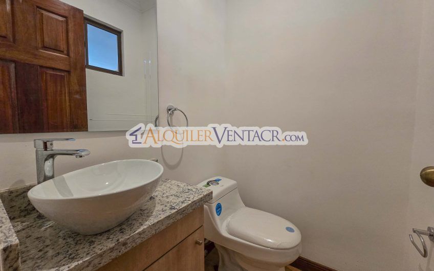 Condo esquinero de 319 m2 con 4 habit. x World Gym Guachipelín Escazú