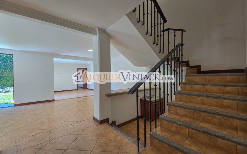 Condo esquinero de 319 m2 con 4 habit. x World Gym Guachipelín Escazú