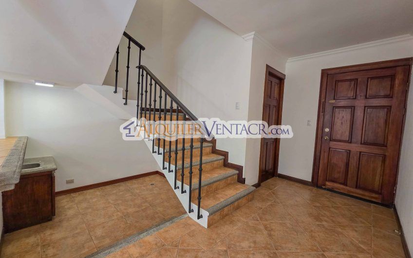 Condo esquinero de 319 m2 con 4 habit. x World Gym Guachipelín Escazú