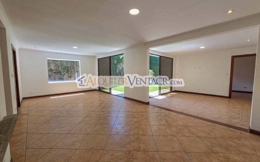 Condo esquinero de 319 m2 con 4 habit. x World Gym Guachipelín Escazú