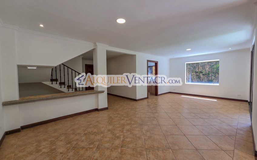 Condo esquinero de 319 m2 con 4 habit. x World Gym Guachipelín Escazú