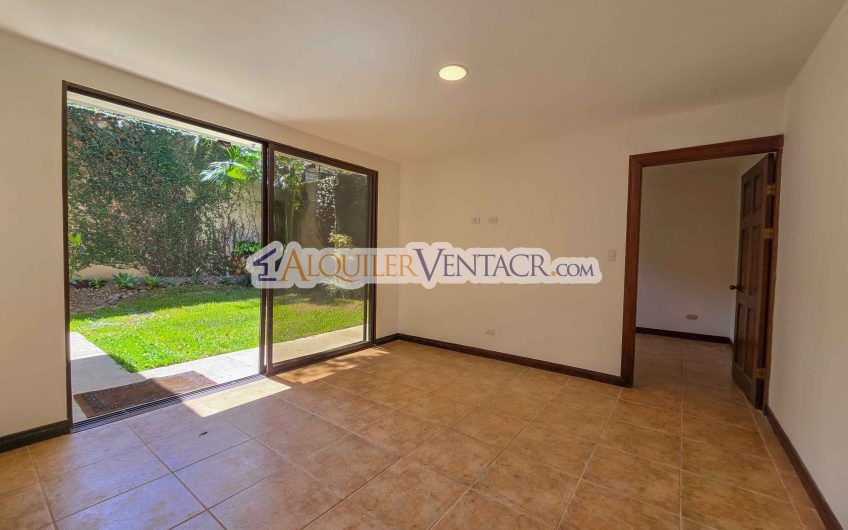 Condo esquinero de 319 m2 con 4 habit. x World Gym Guachipelín Escazú