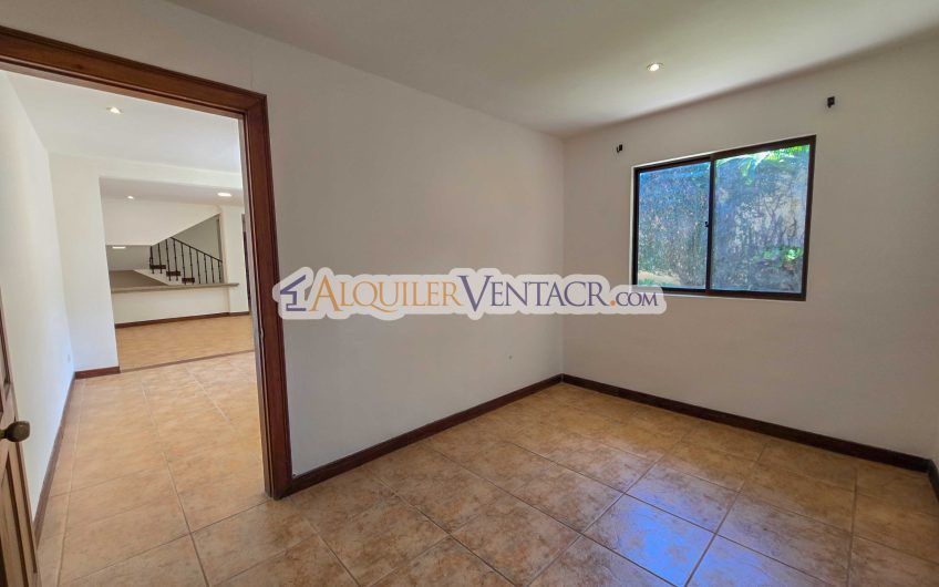 Condo esquinero de 319 m2 con 4 habit. x World Gym Guachipelín Escazú