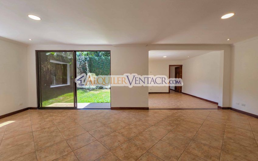 Condo esquinero de 319 m2 con 4 habit. x World Gym Guachipelín Escazú