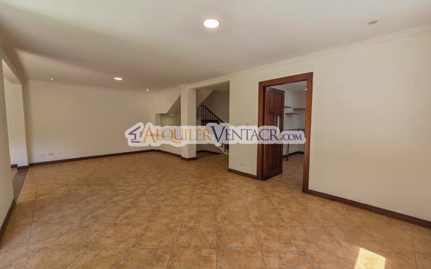 Condo esquinero de 319 m2 con 4 habit. x World Gym Guachipelín Escazú