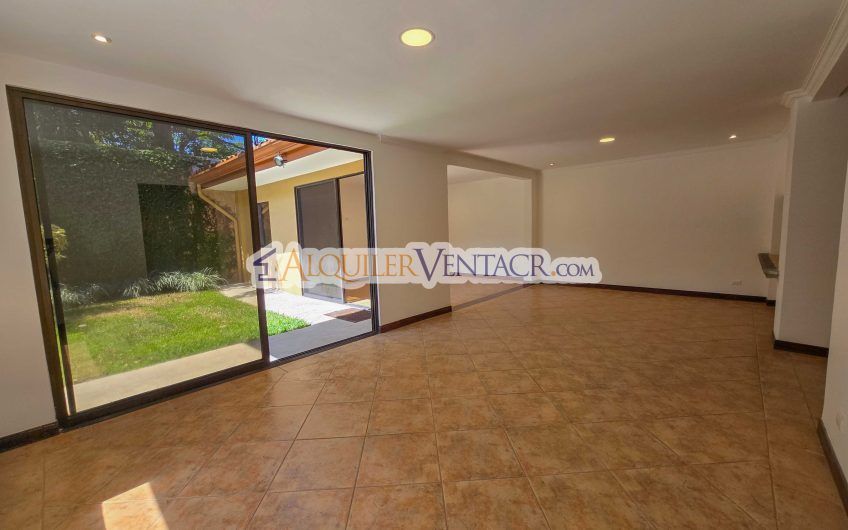 Condo esquinero de 319 m2 con 4 habit. x World Gym Guachipelín Escazú