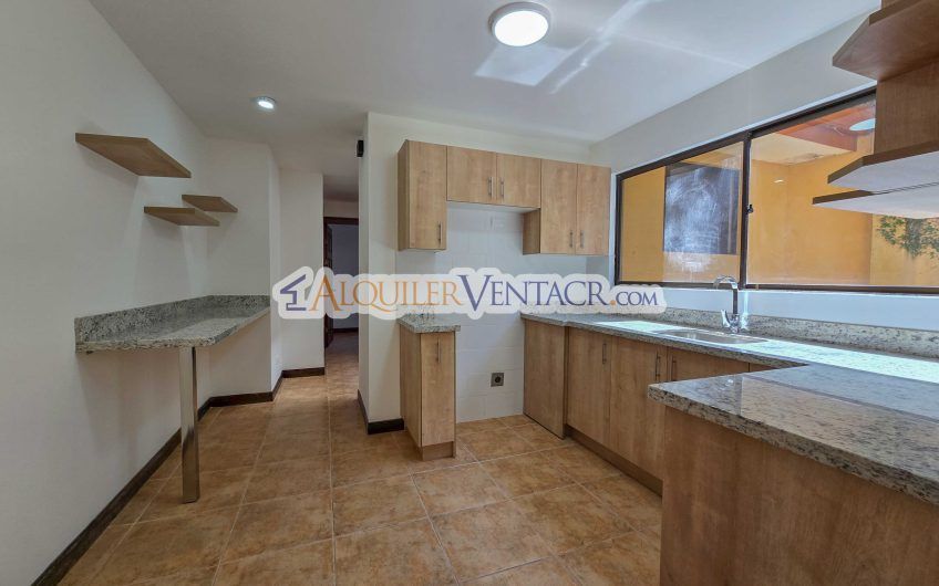 Condo esquinero de 319 m2 con 4 habit. x World Gym Guachipelín Escazú