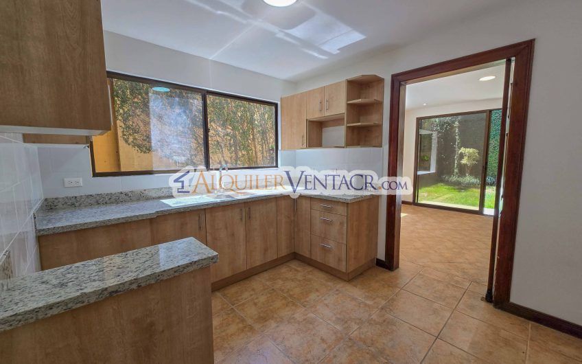 Condo esquinero de 319 m2 con 4 habit. x World Gym Guachipelín Escazú