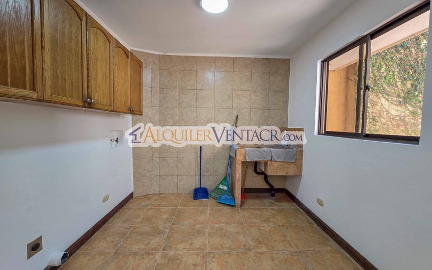 Condo esquinero de 319 m2 con 4 habit. x World Gym Guachipelín Escazú