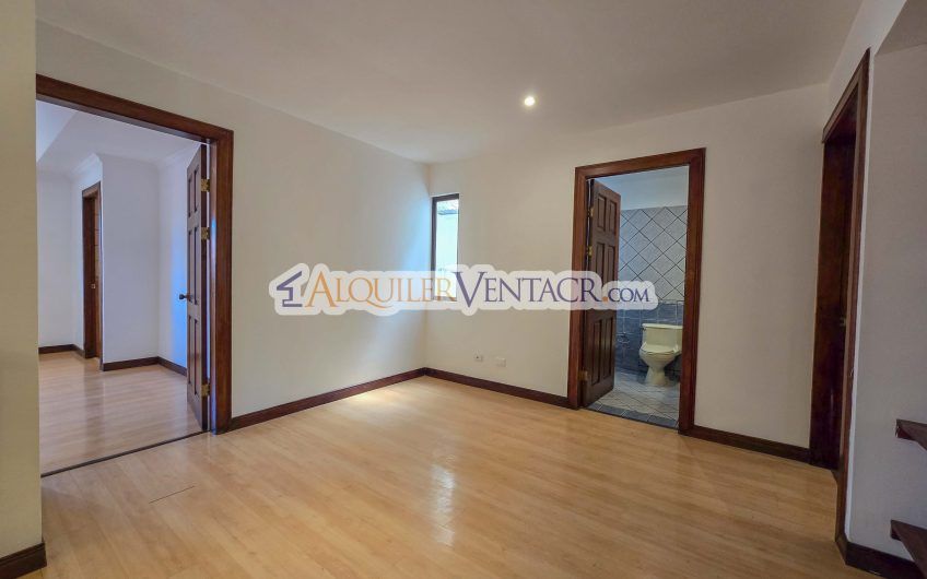 Condo esquinero de 319 m2 con 4 habit. x World Gym Guachipelín Escazú