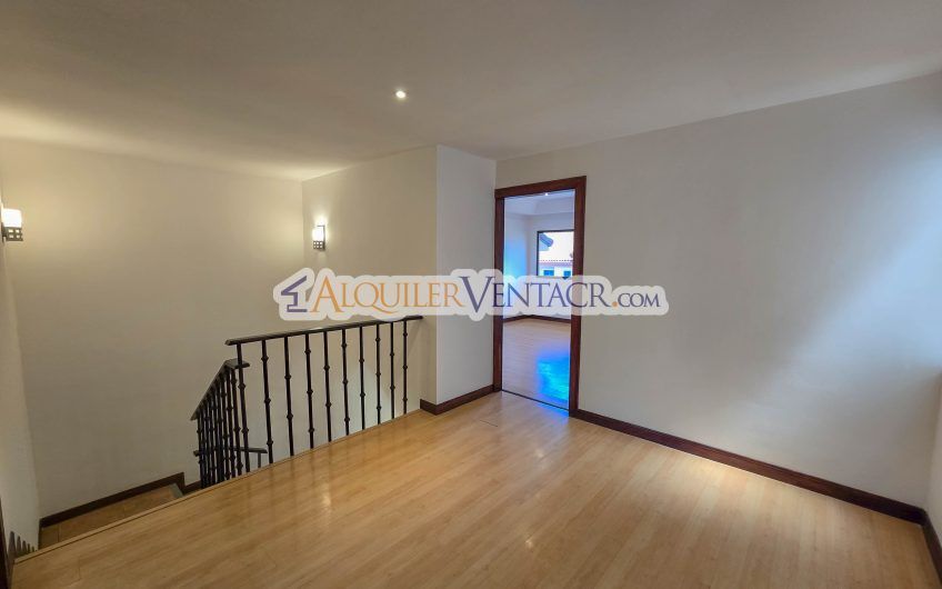 Condo esquinero de 319 m2 con 4 habit. x World Gym Guachipelín Escazú