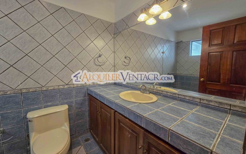 Condo esquinero de 319 m2 con 4 habit. x World Gym Guachipelín Escazú