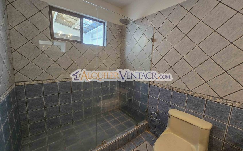 Condo esquinero de 319 m2 con 4 habit. x World Gym Guachipelín Escazú