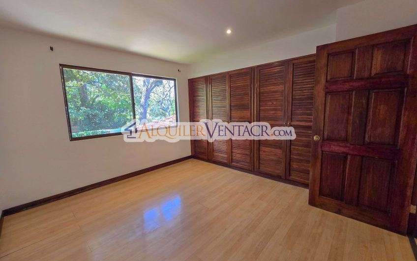 Condo esquinero de 319 m2 con 4 habit. x World Gym Guachipelín Escazú