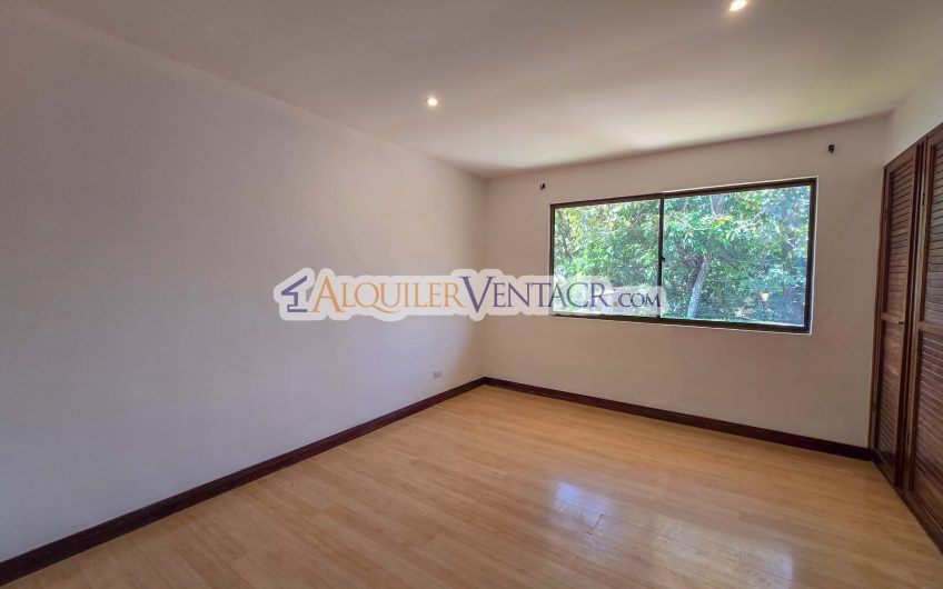 Condo esquinero de 319 m2 con 4 habit. x World Gym Guachipelín Escazú