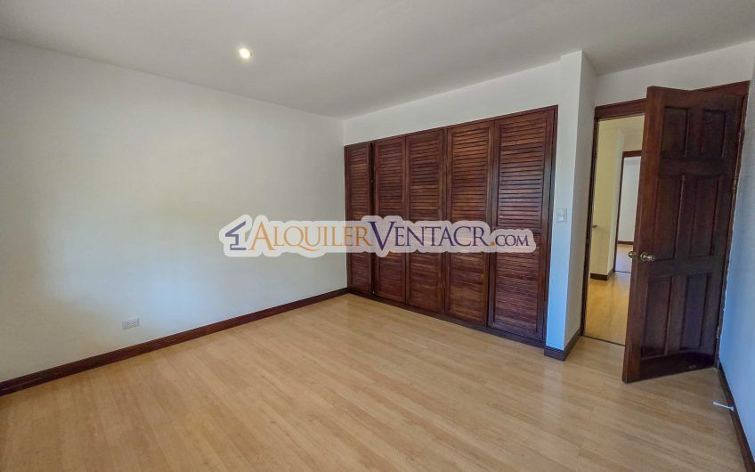 Condo esquinero de 319 m2 con 4 habit. x World Gym Guachipelín Escazú