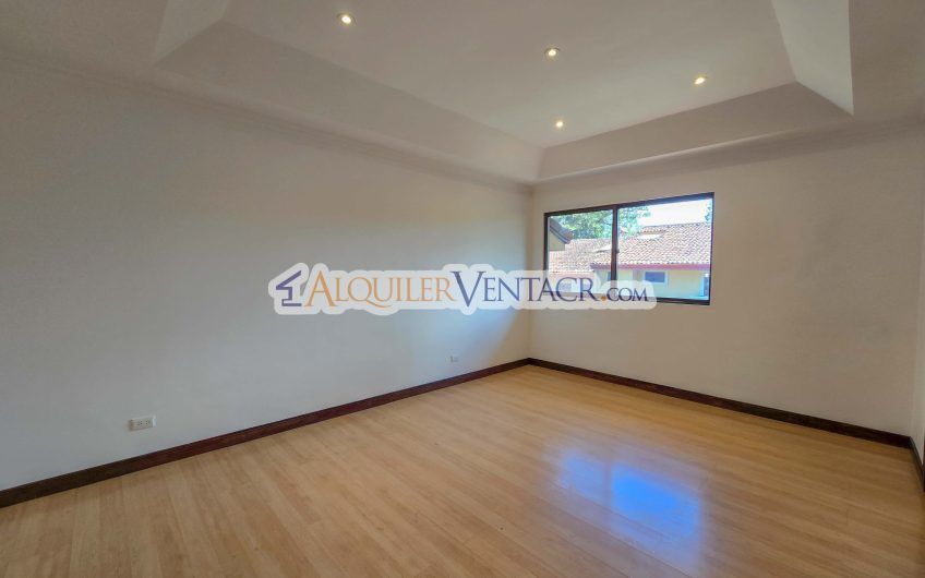 Condo esquinero de 319 m2 con 4 habit. x World Gym Guachipelín Escazú