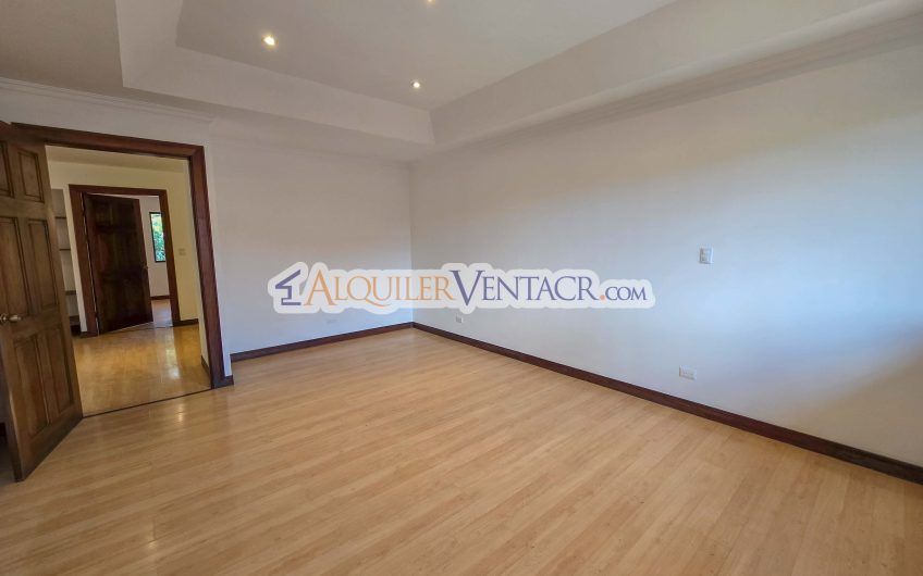 Condo esquinero de 319 m2 con 4 habit. x World Gym Guachipelín Escazú