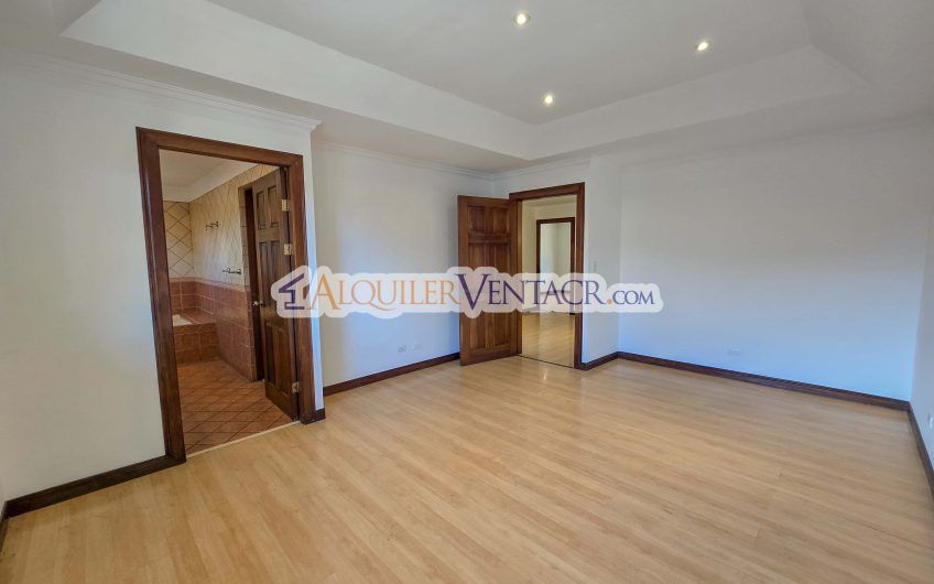 Condo esquinero de 319 m2 con 4 habit. x World Gym Guachipelín Escazú