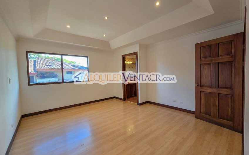 Condo esquinero de 319 m2 con 4 habit. x World Gym Guachipelín Escazú