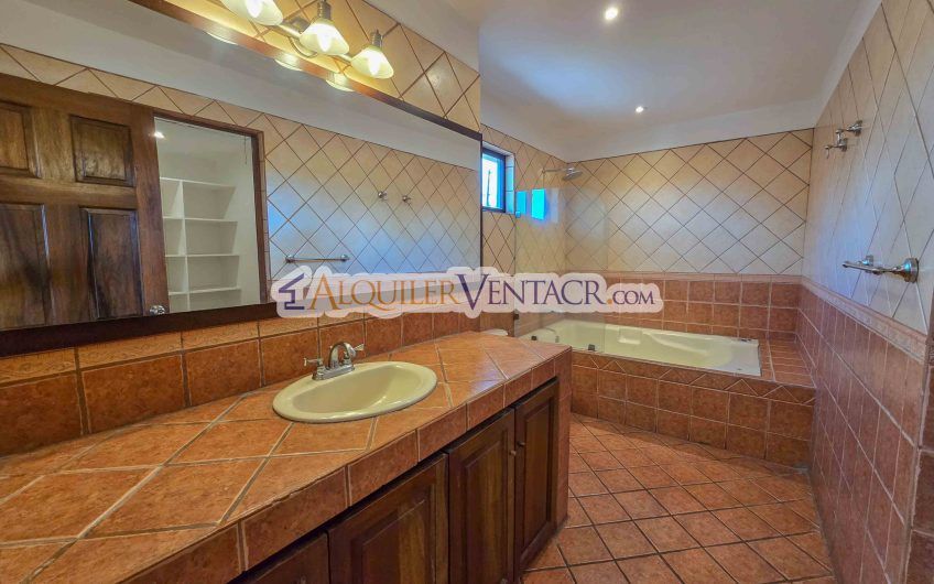 Condo esquinero de 319 m2 con 4 habit. x World Gym Guachipelín Escazú