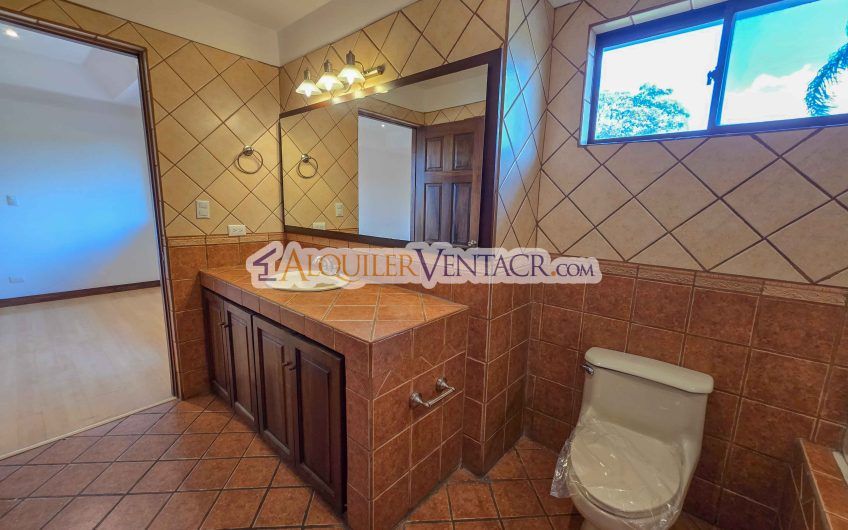 Condo esquinero de 319 m2 con 4 habit. x World Gym Guachipelín Escazú