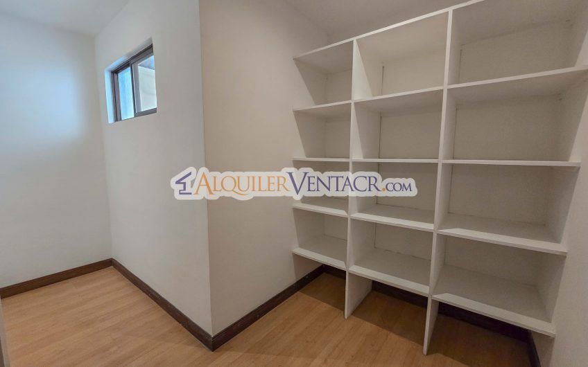 Condo esquinero de 319 m2 con 4 habit. x World Gym Guachipelín Escazú