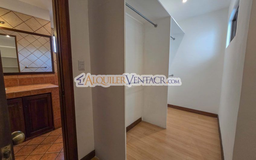 Condo esquinero de 319 m2 con 4 habit. x World Gym Guachipelín Escazú