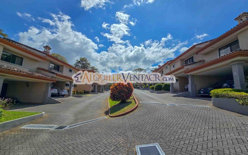 Condo esquinero de 319 m2 con 4 habit. x World Gym Guachipelín Escazú