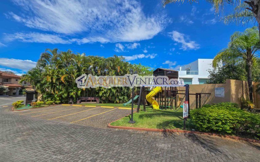 Condo esquinero de 319 m2 con 4 habit. x World Gym Guachipelín Escazú