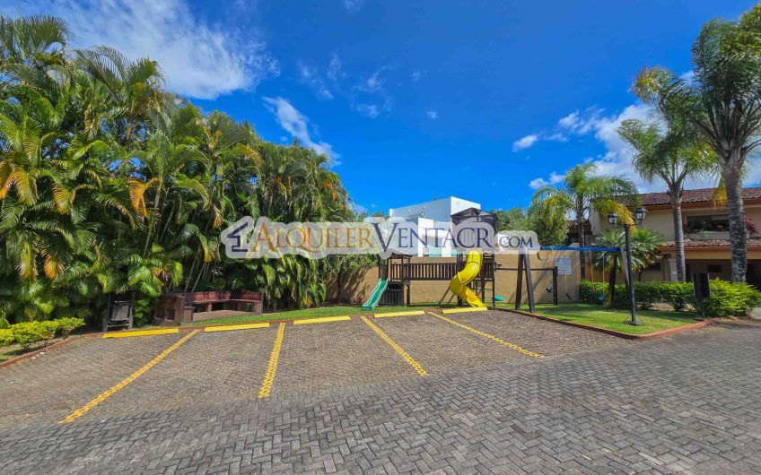 Condo esquinero de 319 m2 con 4 habit. x World Gym Guachipelín Escazú