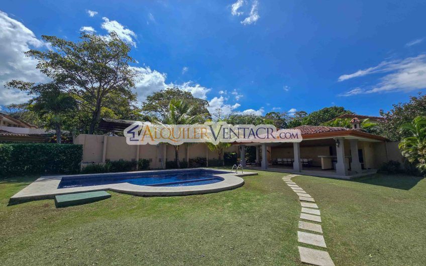 Condo esquinero de 319 m2 con 4 habit. x World Gym Guachipelín Escazú