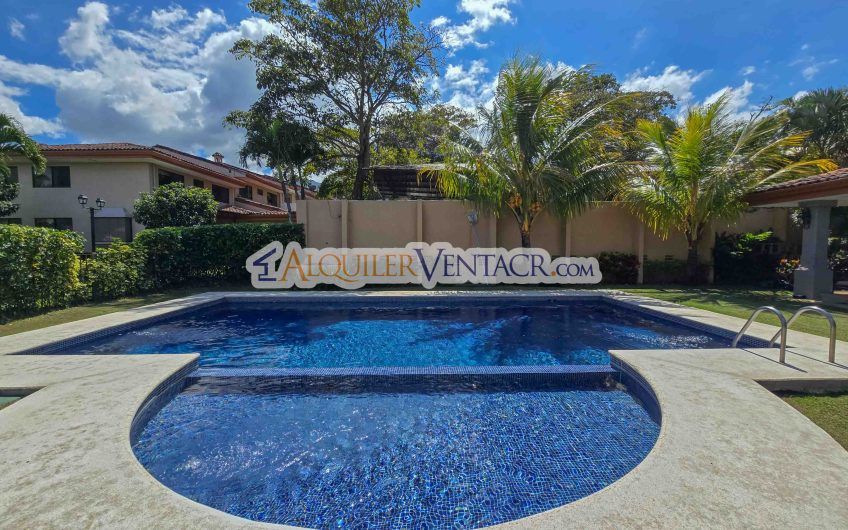 Condo esquinero de 319 m2 con 4 habit. x World Gym Guachipelín Escazú