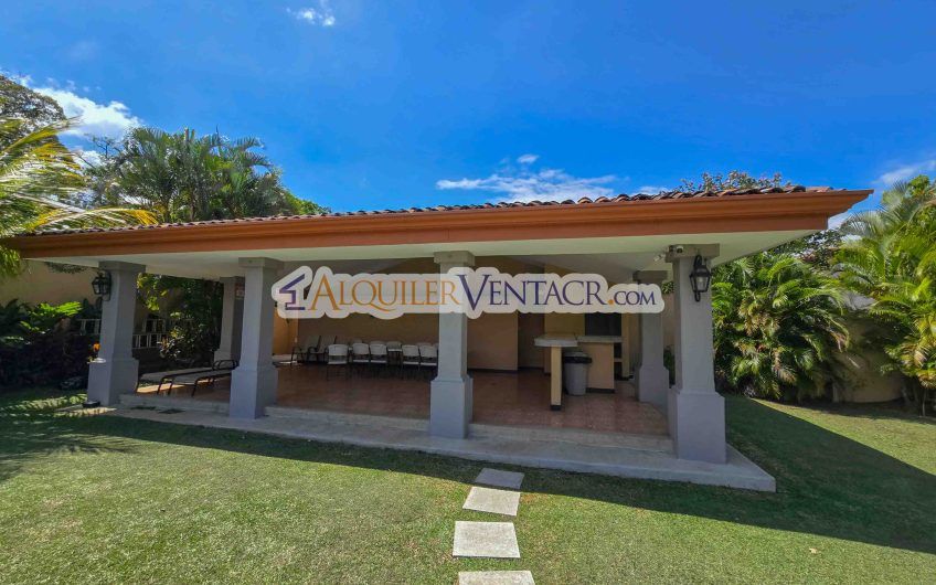 Condo esquinero de 319 m2 con 4 habit. x World Gym Guachipelín Escazú