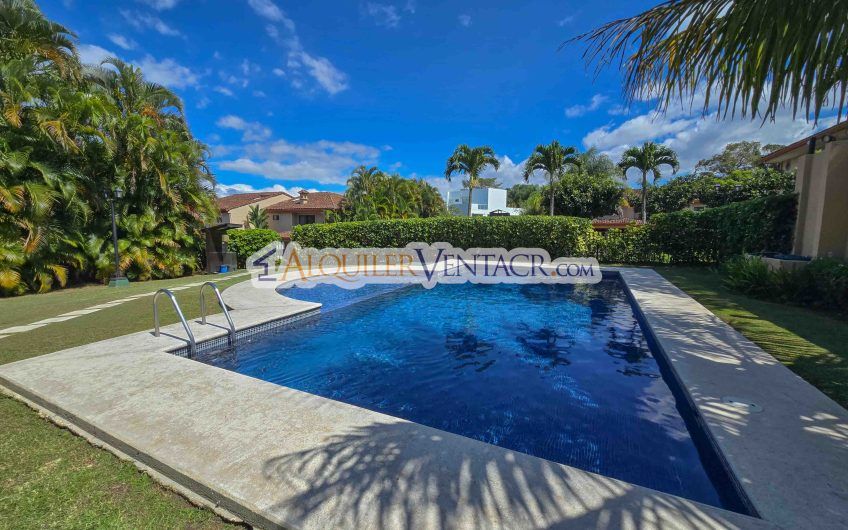 Condo esquinero de 319 m2 con 4 habit. x World Gym Guachipelín Escazú