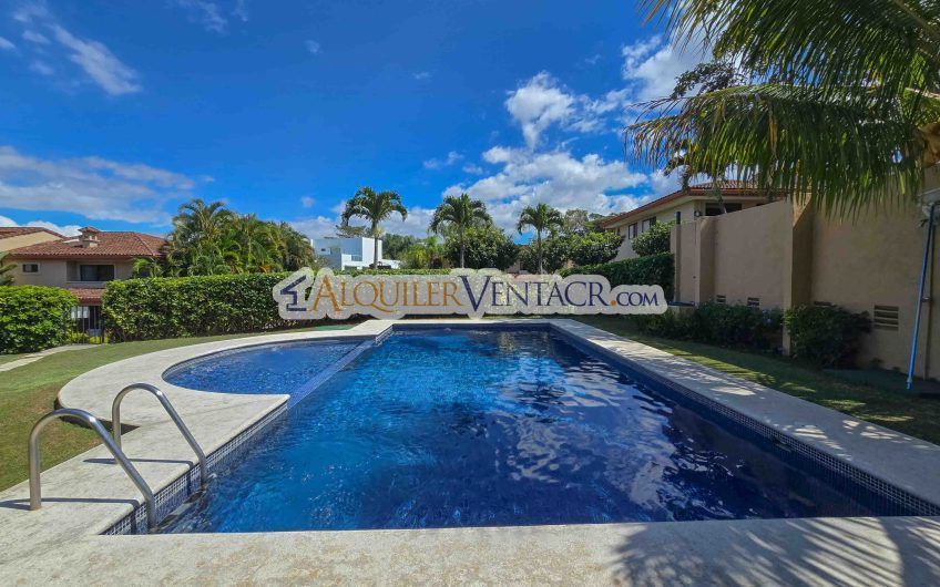 Condo esquinero de 319 m2 con 4 habit. x World Gym Guachipelín Escazú