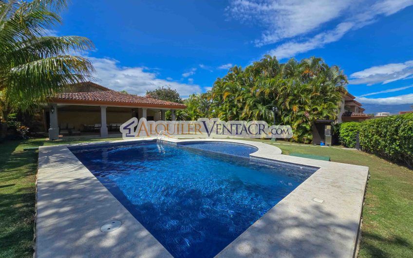 Condo esquinero de 319 m2 con 4 habit. x World Gym Guachipelín Escazú