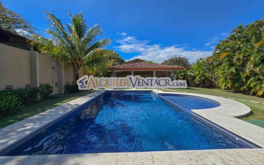 Condo esquinero de 319 m2 con 4 habit. x World Gym Guachipelín Escazú