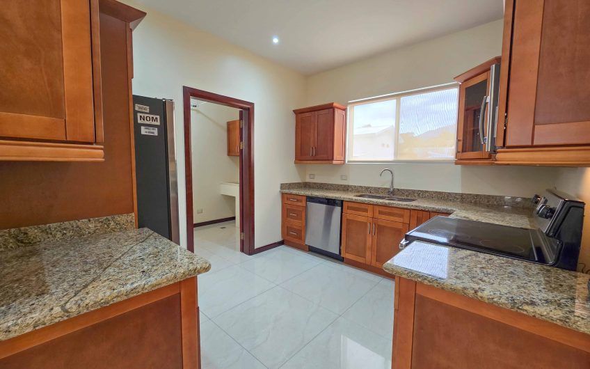 Apartamento con línea blanca y terraza en San Rafael Escazú x Country Club