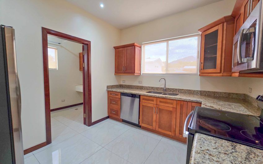 Apartamento con línea blanca y terraza en San Rafael Escazú x Country Club