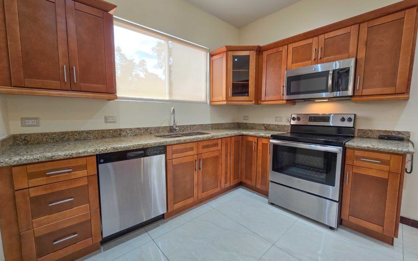 Apartamento con línea blanca y terraza en San Rafael Escazú x Country Club