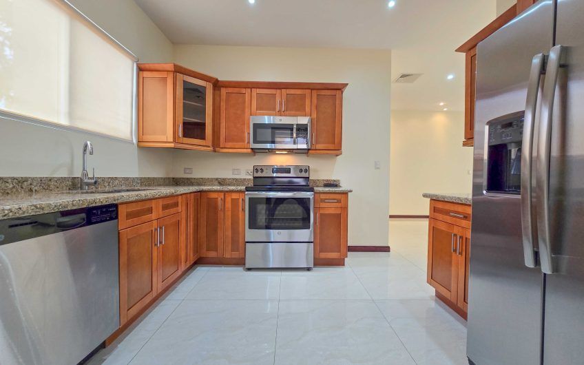 Apartamento con línea blanca y terraza en San Rafael Escazú x Country Club