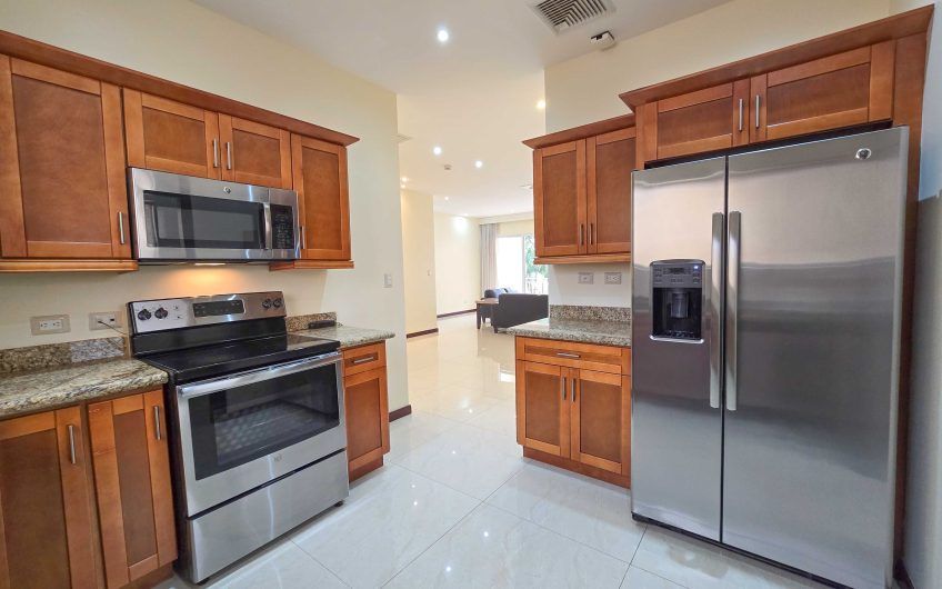 Apartamento con línea blanca y terraza en San Rafael Escazú x Country Club